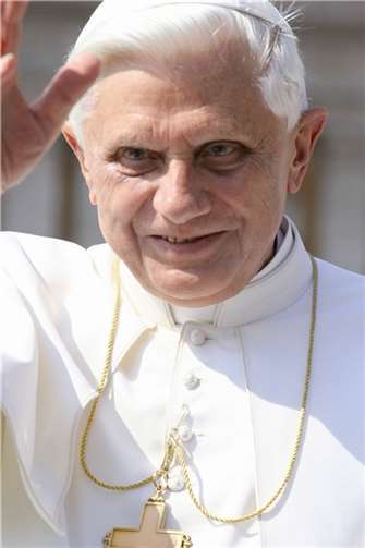 Nach einem nur 26-stündigen Konklave wurde der deutsche Kardinal Joseph Ratzinger am 19. April 2005 zum neuen Papst, Benedikt XVI., gewählt.  wikipedia