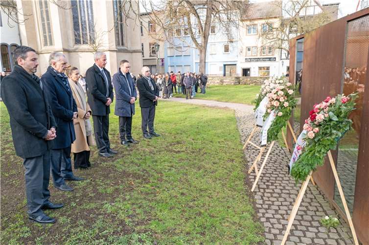 Nach einem ökumenischen Gottesdienst in der Klinikkirche der Rhein-Mosel-Fachklinik wurden Kränze am Spiegel-Container in der Andernacher Innenstadt niedergelegt (v. l.): Oberbürgermeister Christian Greiner, Bürgermeister Claus Peitz, Yvonne Brachtendorf (Pflegedirektorin RMF), PD Dr. Andreas Konrad (Ärztlicher Direktor RMF), Dr. Alexander Wilhelm (Geschäftsführer Landeskrankenhaus), Manfred Schneider (Landesnetzwerk Selbsthilfe seelische Gesundheit RLP e.V.).  Foto: Landeskrankenhaus / Pape