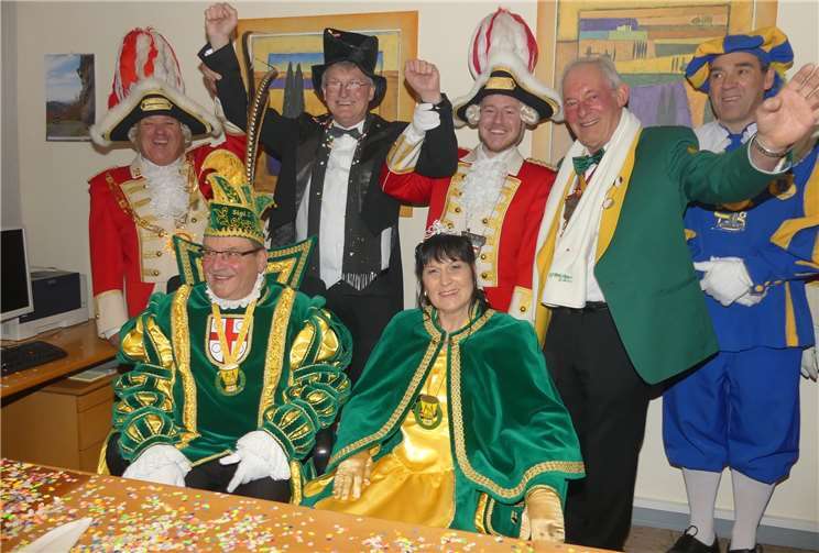 Nach einem prasselnden Konfettiregen kapitulierte Schultheiß Lothar Kalter vor der Narrenübermacht. Fotos: TE