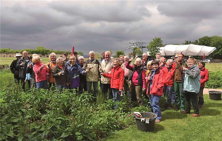 Nach einem reichhaltigen Mittagsmahl konnten die Beete im Festungspark komplett gepflegt werden.privat