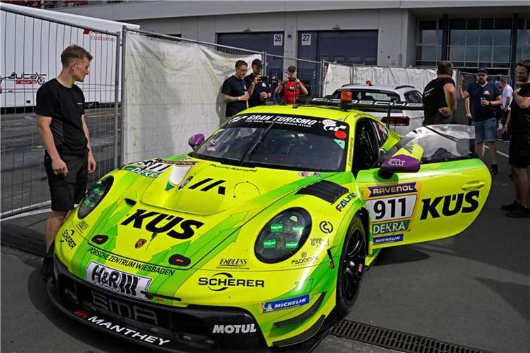 Nach einem schweren Unfall im Vorfeld des Rennens am Freitagabend war der Bereich der Box 26 und 27 wegen polizeilicher Ermittlungen gesperrt, auch der Manthey-Porsche wurde erst wieder im Laufe des Nachmittags nach Abschluss der Ermittlungen für das Team freigegeben.