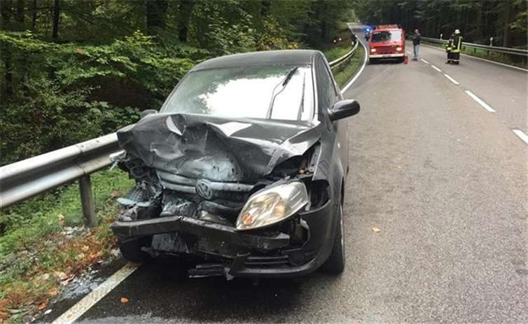 Nach einem schweren Unfall musste die B49 für mehrere Stunden voll gesperrt werden. Polizei