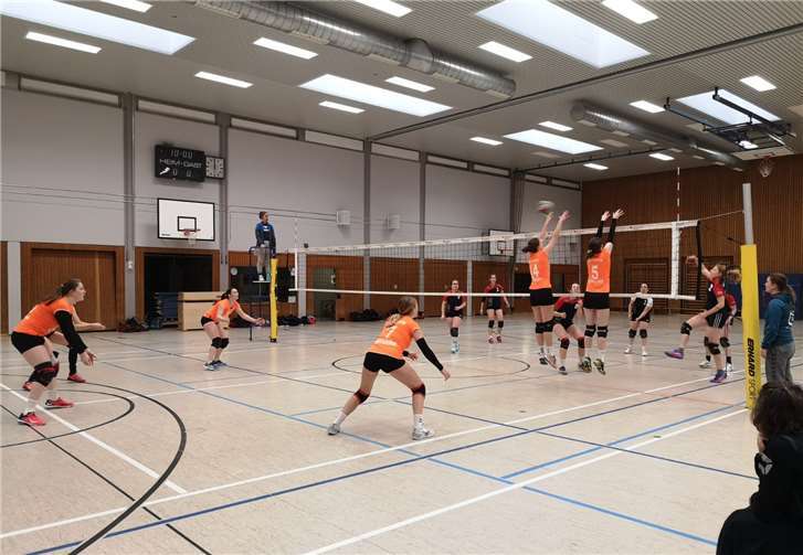 Nach einem starken ersten Satz konnten die Sinziger Volleyballerinnen im Lokalderby beim TV Feldkirchen leider nicht mit dem Gastgeber auf Augenhöhe bleiben. Foto: privat