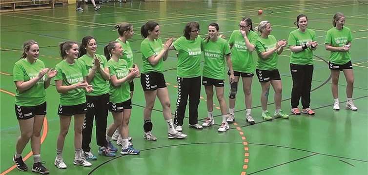 Nach einem tollen Spiel und eine tolle Saison bedankte sich die junge Damenmannschaft bei allen Zuschauern für die Unterstützung. privat