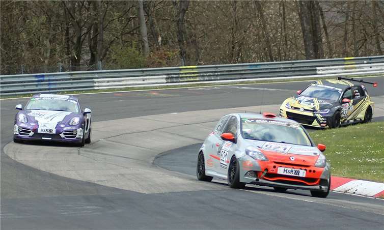 Nach einem turbulenten Rennverlauf beim 62. EIBACH ADAC ACAS Cup, dem dritten Lauf Nürburgring Langstrecken-Serie überquerte der Sharky-Racing Renault Clio Cup RS3 die Ziellinie als Sieger der Klasse H2.Foto: Sharky-Racing