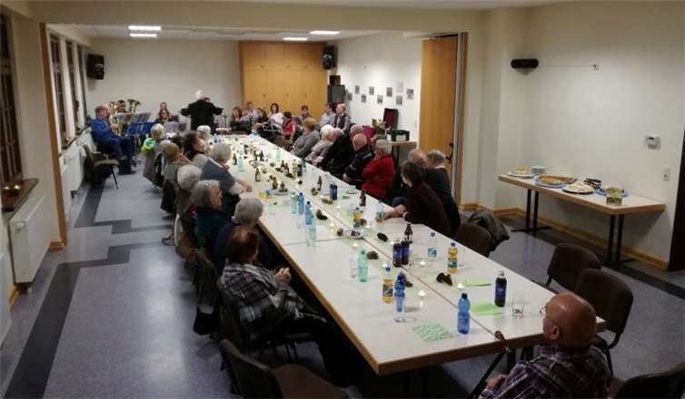 Nach einer Andacht verbrachten die Senioren einen gemütlichen Nachmittag im Gemeindehaus.privat