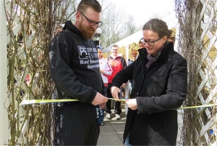 Nach einer Ansprache des Vorsitzenden Thomas Stock durchschnitt Pächterin Aneta Reisdorff das Band am Eingang zur Anlage.privat