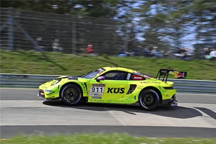 Nach einer Aufholjagd von Startplatz 16 sicherten sich Güven/Campbell mit dem Porsche von Manthey Racing am Ende noch den zweiten Rang.Fotos: BURG