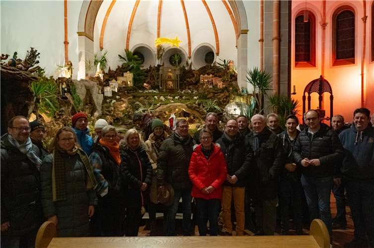 Nach einer Begrüßung durch Ortsbürgermeister Martin Lerbs, führte Krippenbaumeister Stefan Girnstein durch das Weihnachtsdorf und zeigte die zahlreichen Attraktionen.  Foto: privat