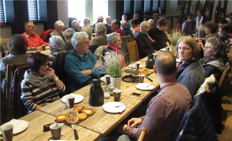 Nach einer Besichtigung der Produktion durften die Erzeugnisse auch verkostet werden.