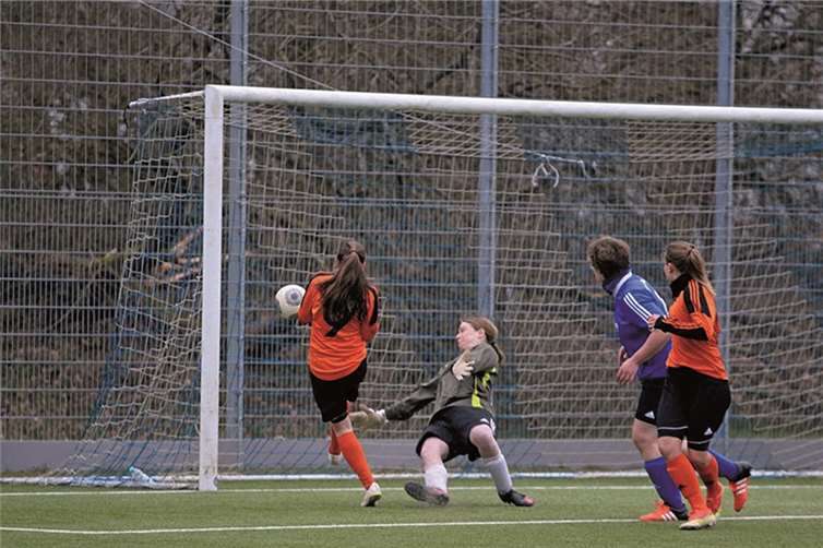 Nach einer Ecke gingen die Gäste vom VfR Niederfell durch Jessi Kneip mit 1:0 in Führung.Guido Kölzer