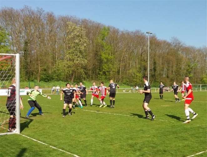 Nach einer Ecke traf Nikolai Blöskin zum 2:1.  privat