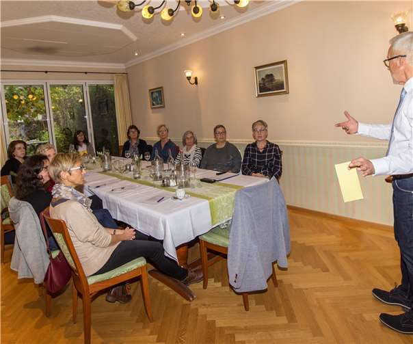 Nach einer Einführung erläuterte Reiner Hollinger den Teilnehmerinnen, wie man persönliche Stärken am besten herausstreicht. Foto: privat