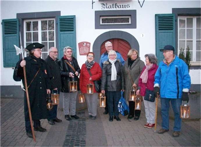 Nach einer Einführung im historischen Sitzungssaal des „Alten Rathauses“ begaben sich die Seniorinnen und Senioren mit Holzlaternen auf den Rundgang. privat