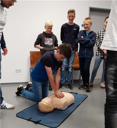 Nach einer Einführung wurden die Schüler in Kleingruppen eingeteilt und durften unter fachkundiger Anleitung von medizinischem Personal Herzdruckmassage und Beatmung an Übungspuppen ausführen.