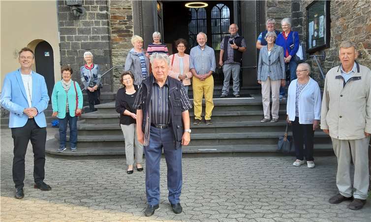 Nach einer Freitagsmesse fand dankbar die Verabschiedung des Organisten Rudolf Neckel (erste Reihe in der Mitte) aus dem regulären Dienst statt. Foto: Gerhad Schlich
