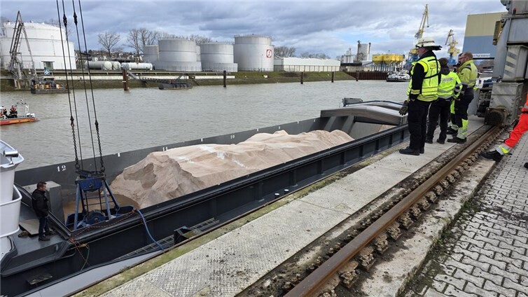 Nach einer Kollision droht das Schiff im Andernacher Hafen zu sinken. 