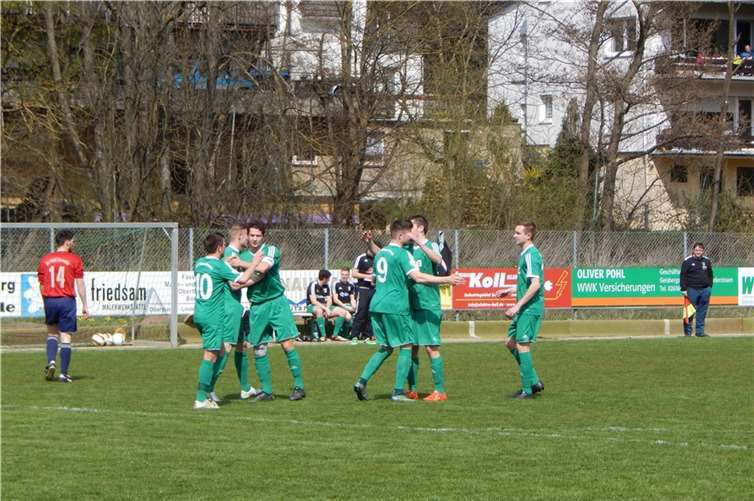 Nach einer Leistungssteigerung in der zweiten Halbzeit konnte die erste Mannschaft des SV Oberzissen ihr Heimspiel gegen gute Oberahrtaler Gäste gewinnen. privat