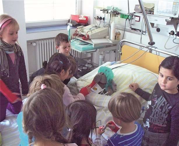 Nach einer „Rüssel-OP“ besuchten die Kinder den Elefanten.  Privat