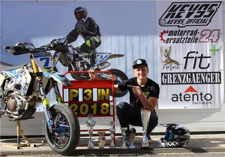 Nach einer Saison mit Höhen und Tiefen sicherte sich Kevin Röttger beim letzen Lauf in Schaafheim nach einer beeindruckenden Aufholjagd den vierten Platz im Rennen und damit den dritten Rang in der Meisterschaft. privat