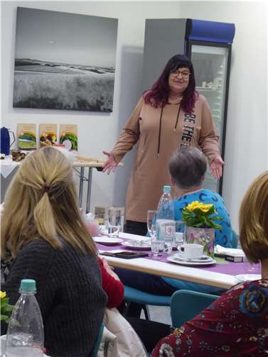 Nach einer Stärkung mit Kaffee und Kuchen stellte die Digitalbotschafterin Sandra Nowak einige Grundfunktionen des Smartphones vor. Quelle: kfd Polch