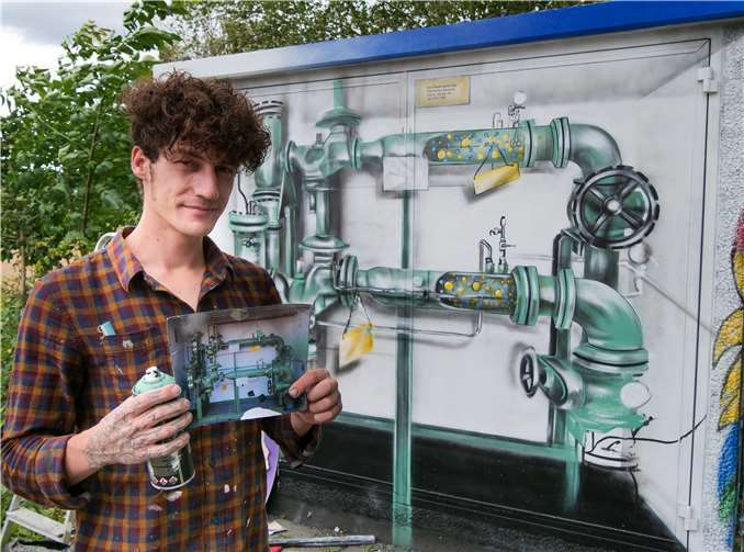 Nach einer Vorlage hat Alexander „Moha“ Heyduczek die Verteilerstation gestaltet und erlaubt den Passanten auch bei geschlossenen Türen einen Blick ins Innenleben.