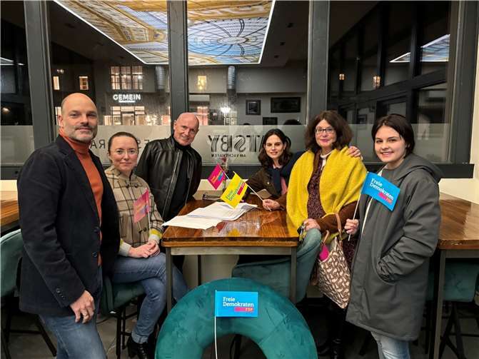 Nach einer Wahlkampfsitzung haben (von links) Tim Zieger, Oxana Iose, Ulrich van Bebber, Christina Steinhausen, Brigitte Schmickler und Lillith Hölzer noch flott ein Foto gemacht, leider erst nachdem viele FDP-Mitglieder schon gegangen waren: Sie nahmen es mit Humor und wissen nun, was sie künftig immer als erstes machen: Ein Foto.  Foto:FDP-Remagen/Fritz-Peter Steinhausen