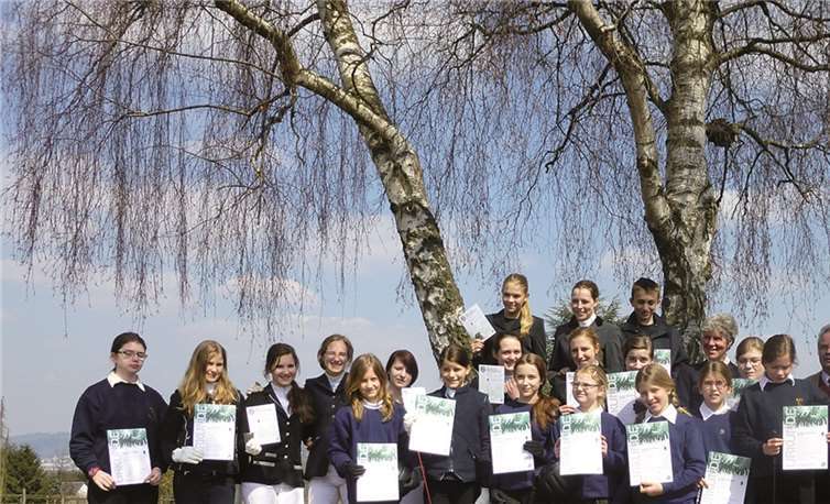 Nach einer Woche intensiven Trainings in Theorie und Praxis sind die Reiter und Reiterinnen des RZV Metternich nun stolze Träger des „kleinen Hufeisens“ bzw. des „Reitabzeichens Klasse IV“. privat