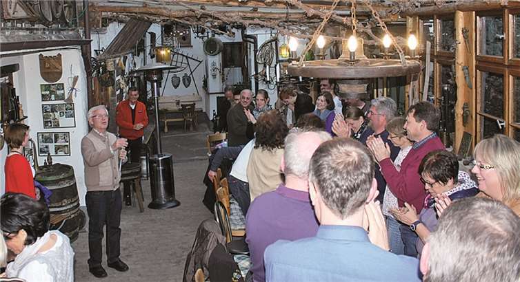 Nach einer bewegenden Laudatio durch Eva Christ (links) dankten die Mosella-Musikanten „ihrem“ sichtlich berührten Gottfried mit stehenden Ovationen für 48 Jahre ununterbrochenes Dirigat und eine wohl unvergleichliche Lebensleistung bzw. beispiellose Verbundenheit. Privat