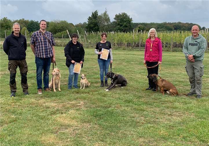 Nach einer ebenso anstrengenden wie anspruchsvollen Abfolge an Prüfungen konnten sich am Ende alle Teilnehmer über ihre Urkunden freuen. Foto: privat