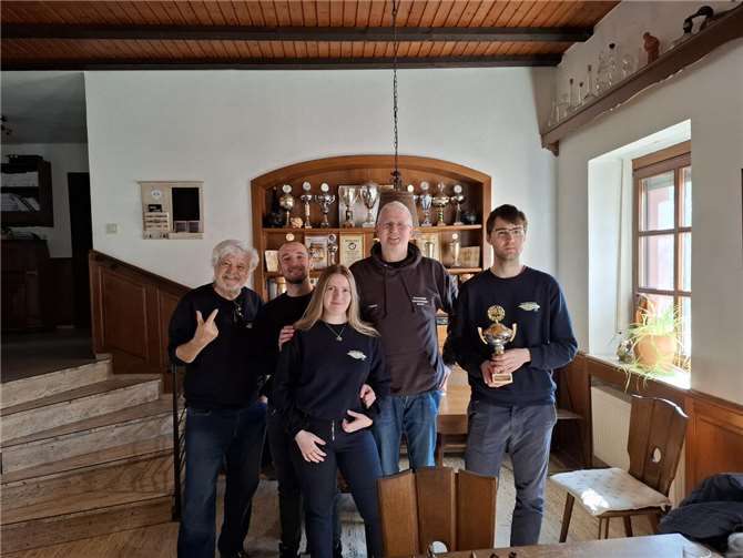 Nach einer erfolgreichen Saison: trotz Niederlage in Wittlich erreicht der SCTS Ahrtal die Vizemeistermeisterschaft im Rheinland. Im Bild 5 der insgesamt 10 Mitspieler (v.l.): Vorsitzender Jürgen Kaster, Tobias Naumann, Mannschaftsführerin Elisa Naumann, Trainer Thorsten Kammer, Luca Häusler (Brettmeister an Brett 2).