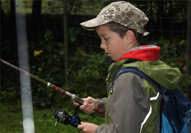 Nach einer fachkundigen Einweisung konnten die Kinder ihre Angeln auswerfen und 10 Kilogramm Fisch angeln. privat