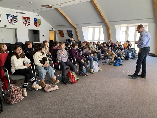 Nach einer freundlichen Begrüßung erklärte Johannes Bell anschaulich die Aufgaben und Zuständigkeiten der Verbandsgemeinde. Foto: Bettina Hilger