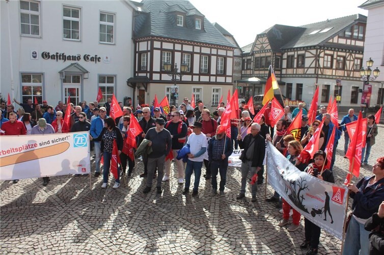 Nach einer halben Stunde Demonstrationsmarsch traf der Zug am Marktplatz ein.