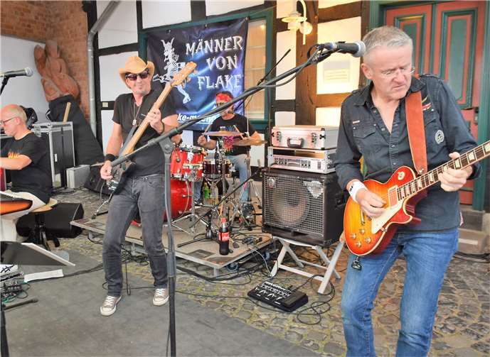 Nach einer halben Stunde Verspätung wegen starken Regens legten die Musiker los.Fotos: -EICH-