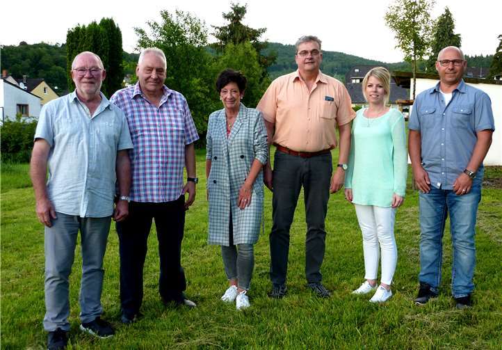 Nach einer harmonisch verlaufenen Jahreshauptversammlung präsentierte sich der für zwei Jahre neu gewählte Vorstand des VfL Oberbieber (v. l.): Klaus Rockenfeller, Dieter Stein, Karin Horstmann, Albin Kohl, Lana Horstmann und Jörg Burda. Es fehlt: Günter Bongard.Foto: Hans Hartenfels