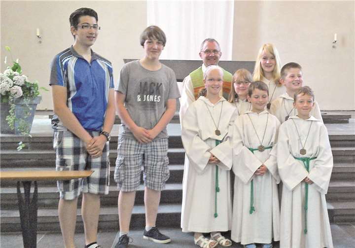 Nach einer intensiven Vorbereitung nahmen sechs neue Messdiener in der Pfarrkirche St. Albert den Dienst am Altar auf. privat