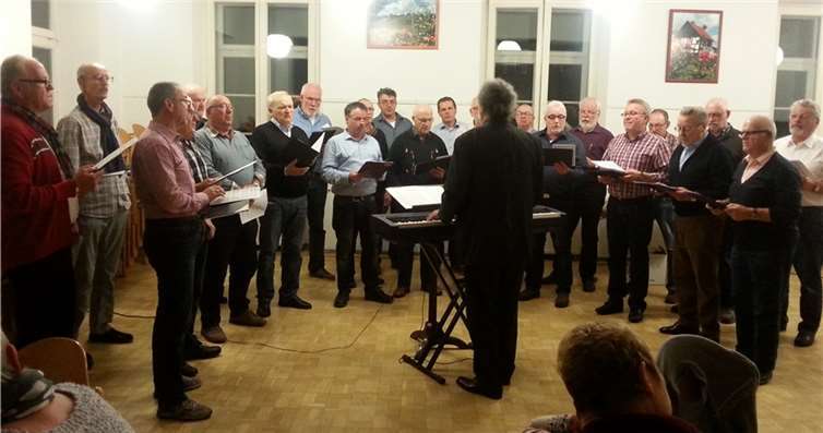 Nach einer kurzen Ansprache sang der Chor zwei weltliche Lieder. privat