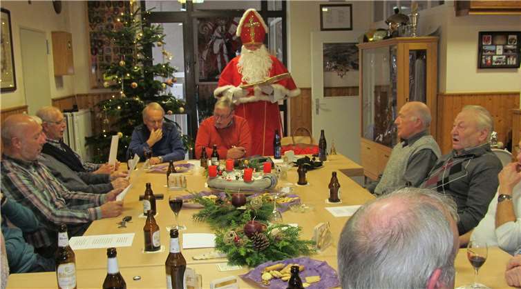 Nach einer kurzen Ansprache verteilte der Nikolaus an jeden Kameraden eine Tüte mit Süßigkeiten.privat