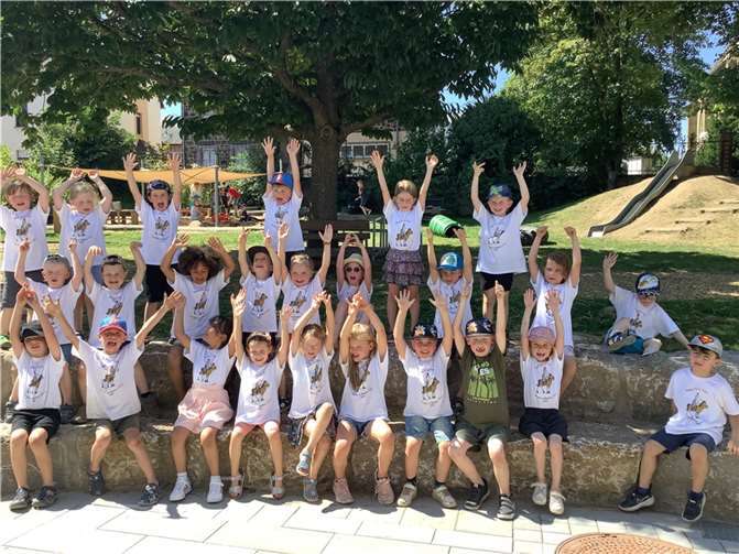 Nach einer kurzen Begrüßung durch Tanja Reuter, haben es die Maxis dieses Mal anders gemacht und die Erzieher:innen mit einem Bewegungslied überrascht, welches sie zum Abschluss eingeübt hatten. Foto: Anja Lammersdorf