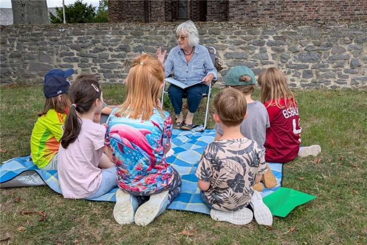Nach einer kurzen Begrüßung machten es sich die Kinder nach Altersgruppen getrennt auf Decken gemütlich, wo ihnen die Büchereimitarbeiterinnen verschiedene Bilderbücher von Daria Dachs, Käpt’n Knitterbart, dem Superwurm oder von Spürnase Nelli darboten.  Foto: Bücherei Nentershausen
