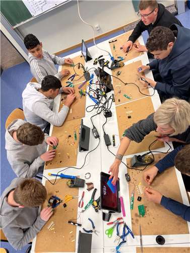 Nach einer kurzen Einführung in die Werkzeuge und die Bedienung des Lötkolbens ging es dann auch schon los.  Foto: Stephanus-Schule Polch