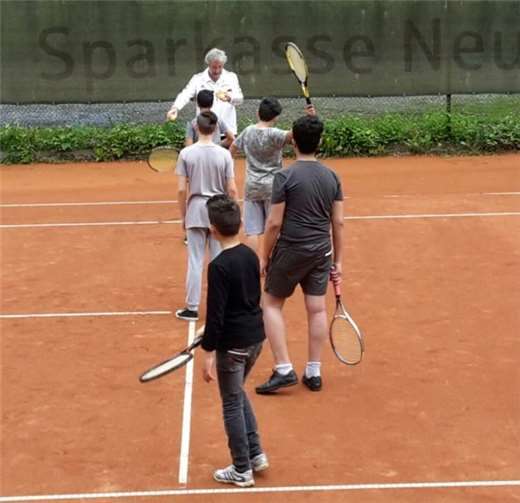 Nach einer kurzen Einweisung flogen die ersten Bälle über die Plätze.