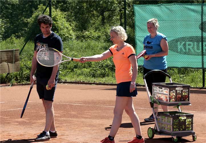 Nach einer kurzen Einweisung wurden bereits erste leichte Ballwechsel gespielt.  TK Sinzig