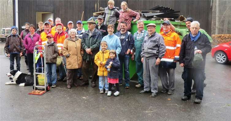 Nach einer kurzen Lagebesprechnung wurde mit der Waldsäuberung begonnen.privat