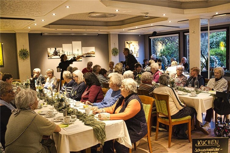 Nach einer kurzen Tischmesse mit Diakon Michael Przesang genossen die Gäste bei Kaffee und Kuchen ein besinnlich unterhaltsames Programm, dem nichts mehr hinzuzufügen war.