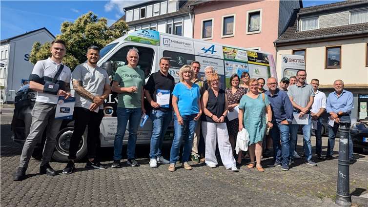 Nach einer langen Wartezeit konnte das Sponsorenfahrzeug für die Ambulante Kinder- und Jugendhilfe des Caritasverbandes Neuwied eingeweiht werden.  Foto: Caritasverband Rhein Wied-Sieg e.V.