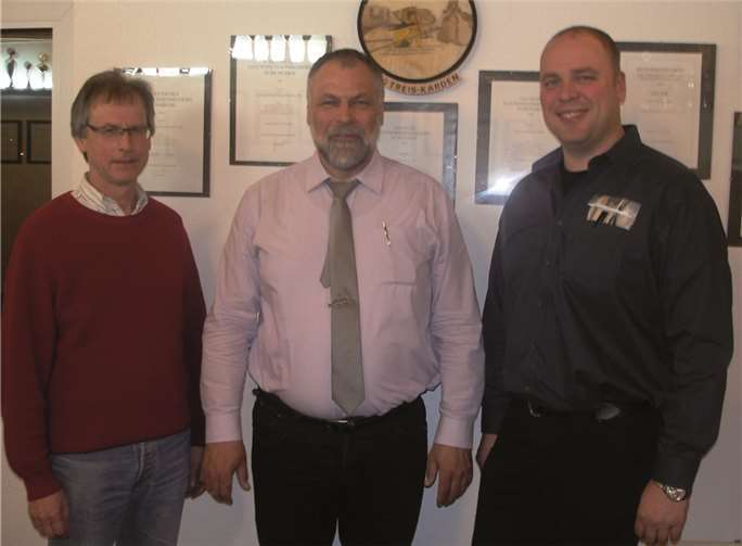 Nach einer langjährigen Amtsperiode als Kassenwart wurde Andreas Wich-Glasen (r.) vom Vorsitzenden Peter Löhr (Mitte) verabschiedet. Seine Nachfolgerschaft treten Josef Oberhausen (l.) und Helga Pütz an.privat