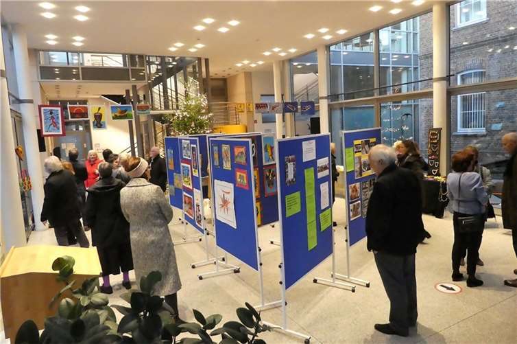 Nach einer mehrjährigen coronabedingten Zwangspause konnte der Rheinbacher Verein „Togo-Kinder Zukunftschance e.V.“ unter dem Motto „Togo-Kinder machen Kunst“ wieder Kunstwerke seiner über 100 Patenkinder präsentieren.