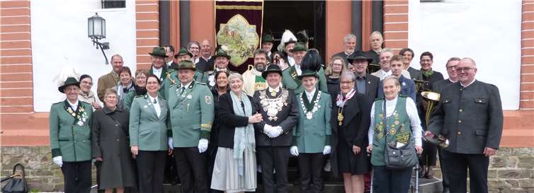 Nach einer sehr gut besuchten „Hubertusmesse“ in St. Peter fanden sich die Sinziger St. Hubertus Schützen mit den Jagdhornbläsern, befreundeten Schützen und Pastor Frank Werner zum gemeinsamen Foto vor der Pfarrkirche.Fotos: Privat
